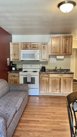 Studio, 1 Queen Bed | Private kitchen | Coffee/tea maker, paper towels