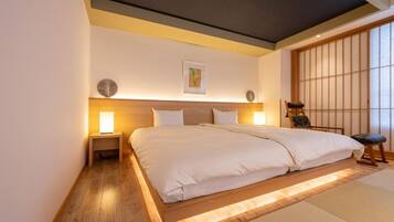 In-room safe, WiFi (free), bed sheets