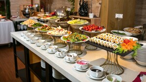 Une table de buffet proposant divers plats et boissons.