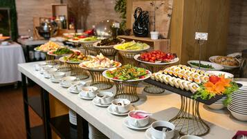 每日供應自助早餐 (每人 VND320000)