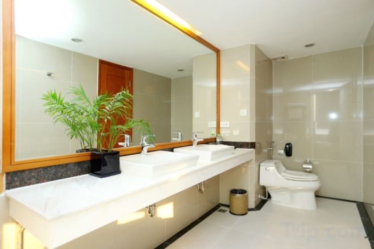Baño | Amenidades de baño gratuitas, secadora de cabello, pantuflas, toallas 