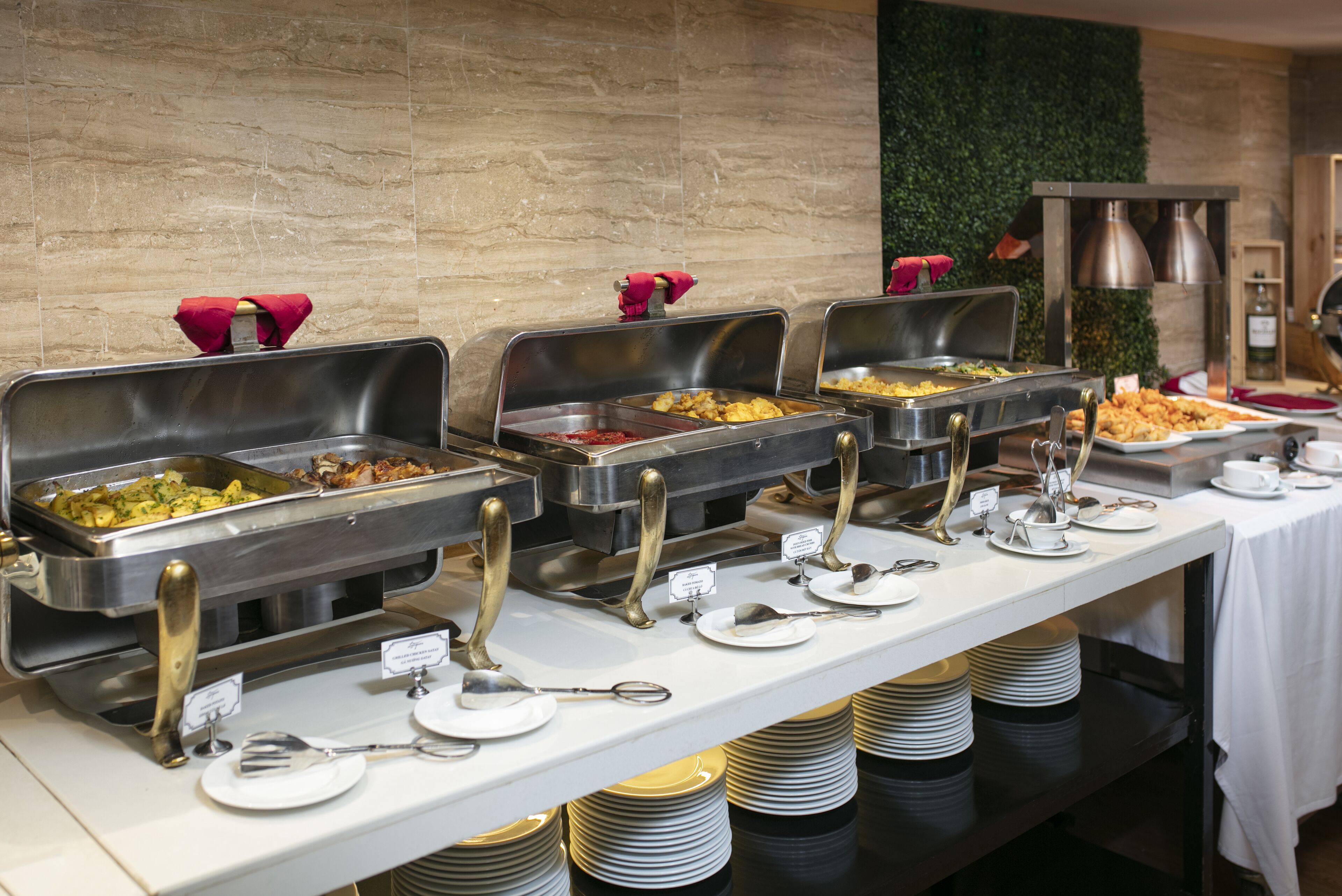 daily buffet breakfast (vnd 284000 per person)