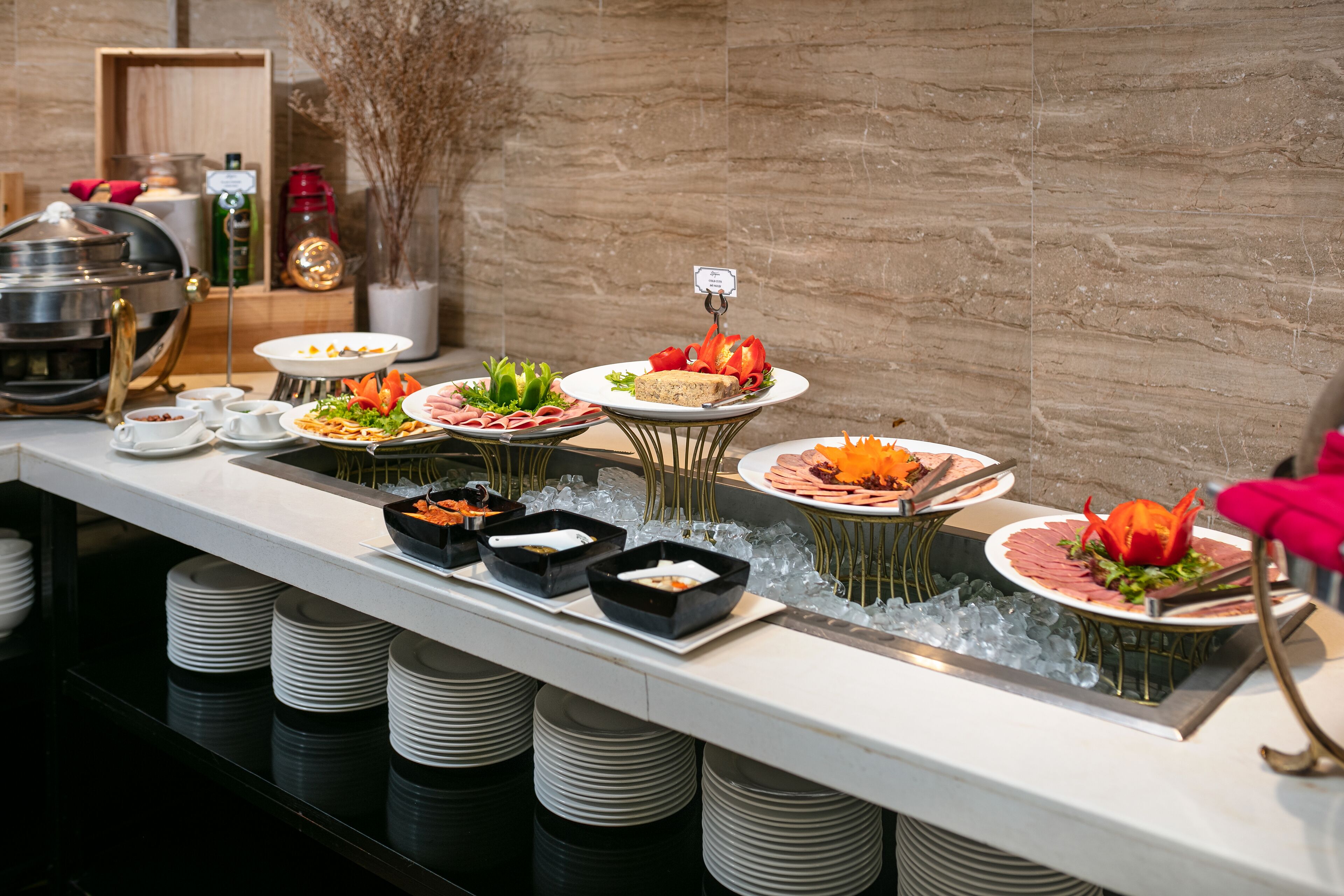 daily buffet breakfast (vnd 284000 per person)