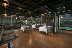 2 restaurants, breakfast, lunch, dinner served; international cuisine - La Casa Hanoi Hotel (Hanoi)