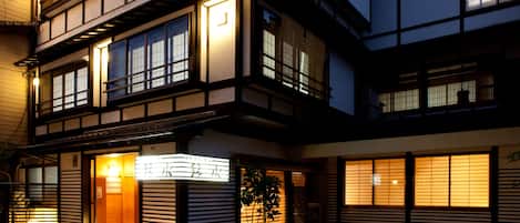 住宿正面 - 傍晚/夜晚