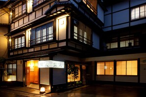 住宿正面 - 傍晚/夜晚