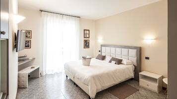 Standard-Doppel- oder -Zweibettzimmer | Zimmersafe, Schreibtisch, schallisolierte Zimmer, kostenlose Babybetten