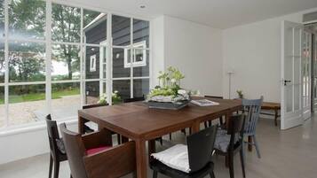 Apartment, Gartenblick | Essbereich im Zimmer