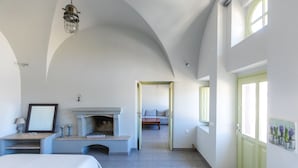 Romantic Villa, 2 Bedrooms, Garden Area - 1897 Old River Mansion (Santorini)