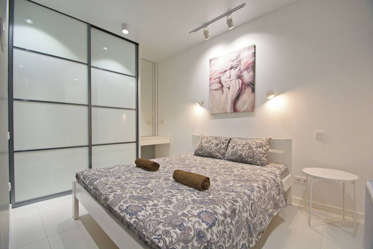 Tabla de planchar con plancha, wifi gratis y decoración personalizada 