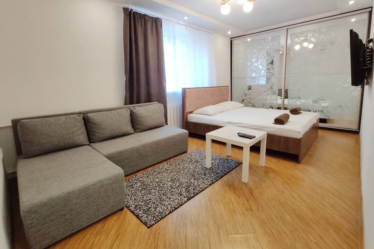 Tabla de planchar con plancha, wifi gratis y decoración personalizada 