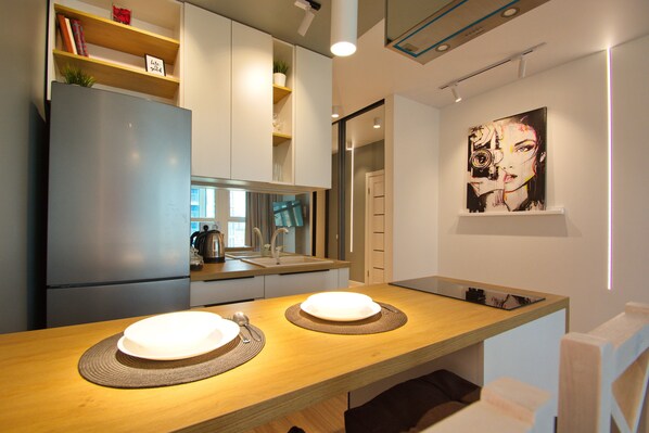 Appartement Élite | Cuisine privée | Réfrigérateur, micro-ondes, plaque de cuisson, bouilloire électrique