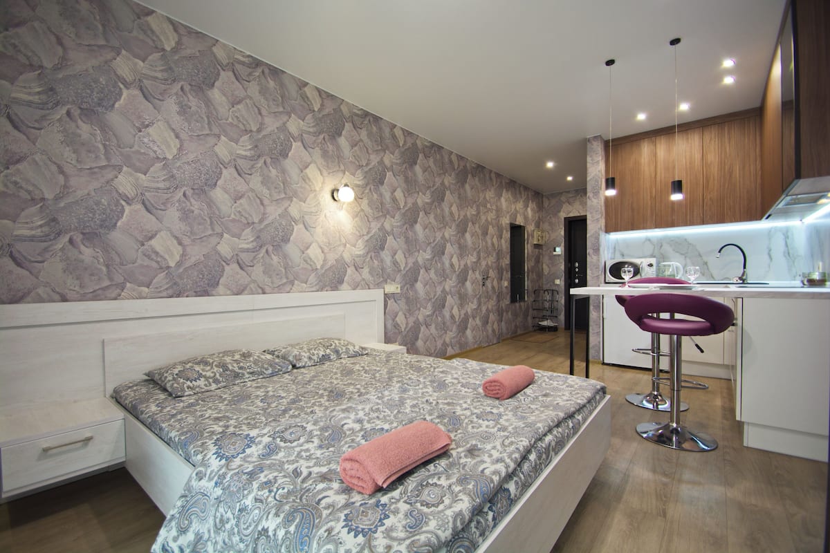Business Studio, 1 Queen Bed (Luchenka, 13) | 1 bedroom, individually decorated, individually furnished