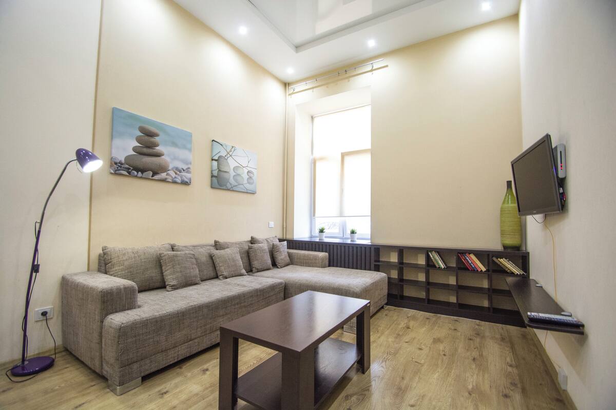 Tabla de planchar con plancha, wifi gratis y decoración personalizada 