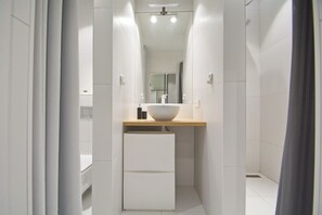 Business Apartment, 1 Bedroom, Kitchen (Praspiekt Niezalieznasci, 55) | Bilik Mandi | Kelengkapan dandanan diri percuma, pengering rambut, tuala disediakan 