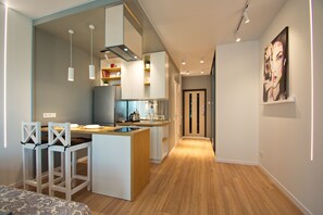 Appartement Élite | Cuisine privée | Réfrigérateur, micro-ondes, plaque de cuisson, bouilloire électrique