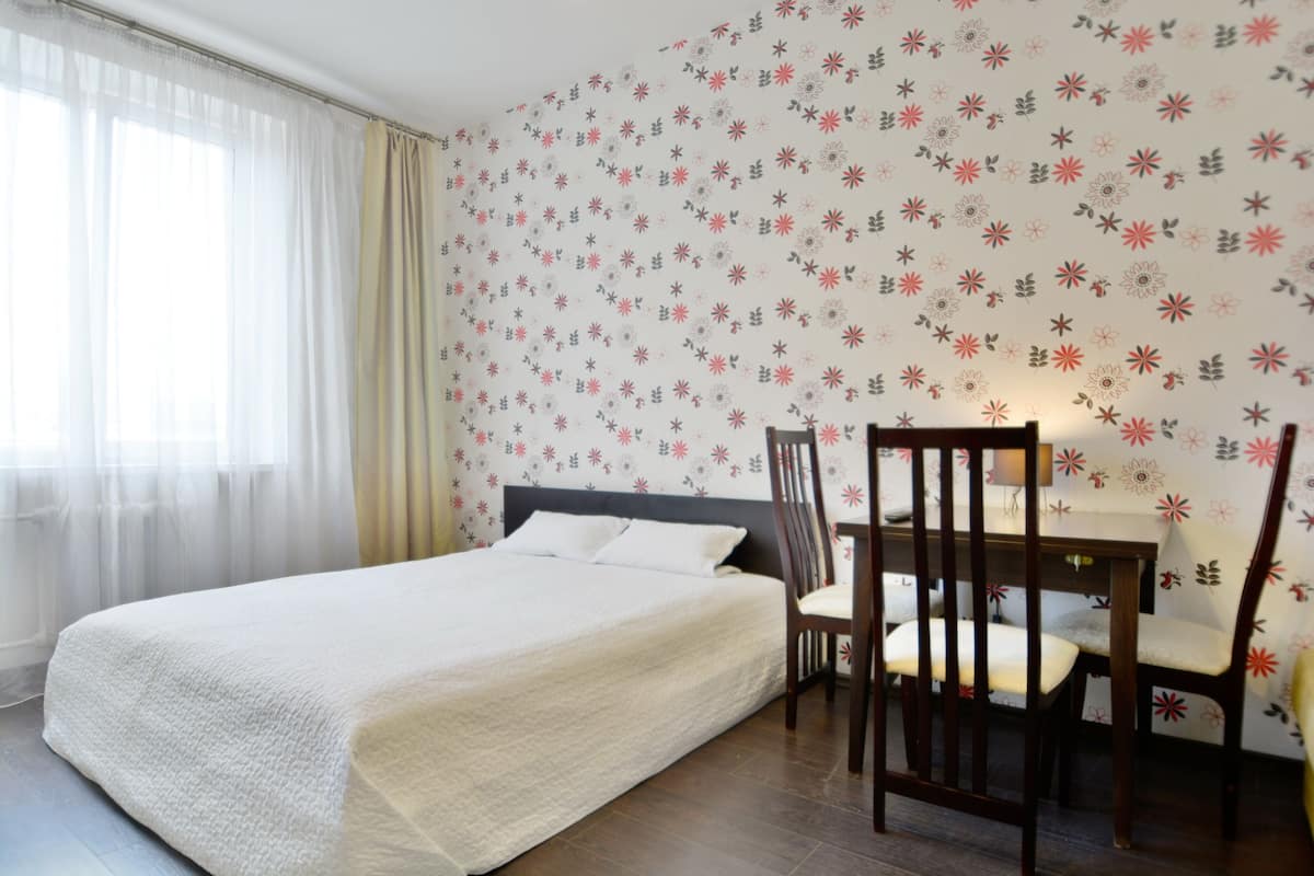 Basic Apartment, 1 Queen Bed, Kitchen (Nezavisimosti prosp., 53) | 1 bedroom, individually decorated, individually furnished