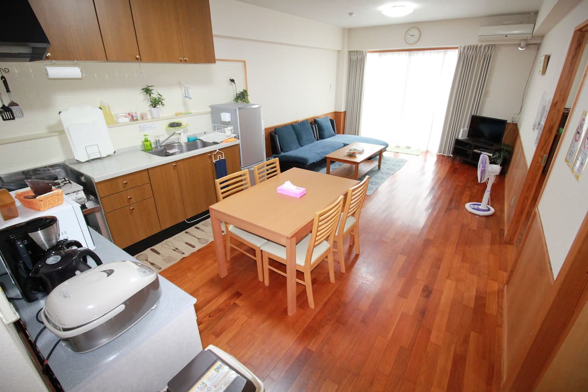 Un espacio habitable compacto con cocina, comedor y zona de estar.