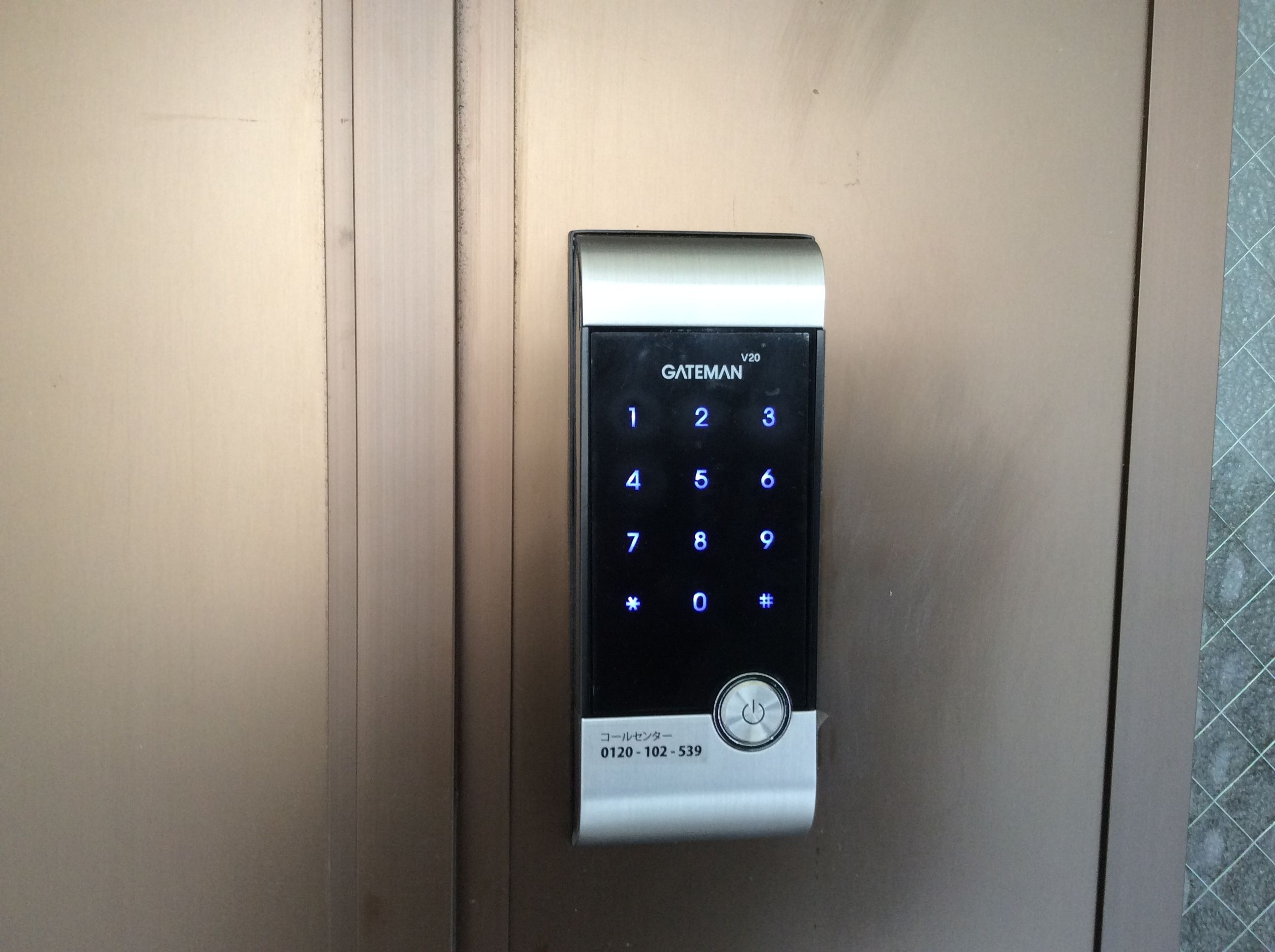 Un ascensor moderno con teclado digital y botón de encendido.