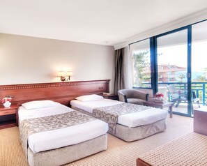 Tomannsrom | Minibar (inkludert), safe på rommet, skrivebord og blendingsgardiner