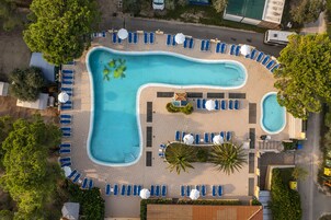 Seasonal outdoor pool, pool umbrellas, sun loungers