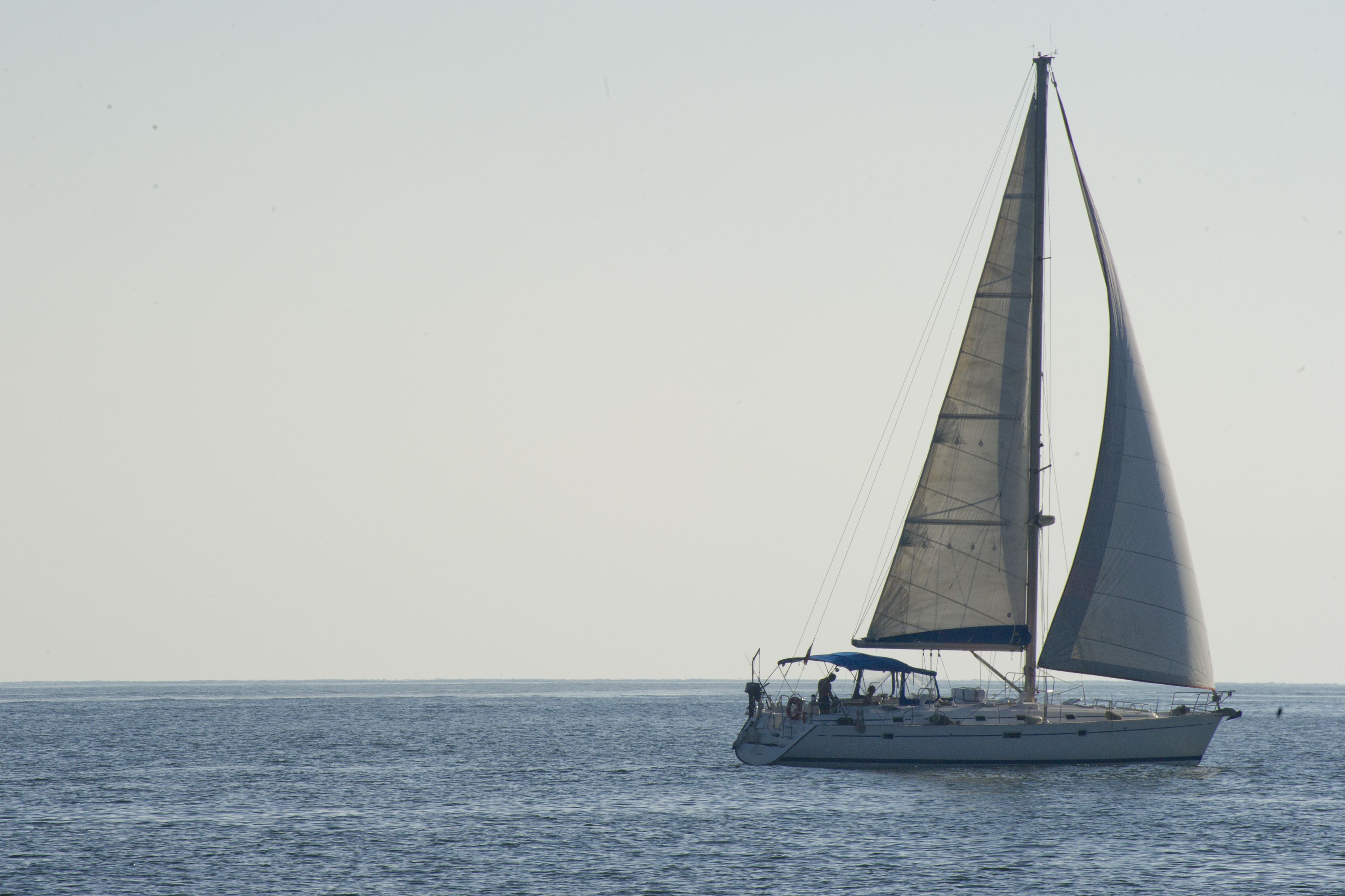 Un velero sobre aguas tranquilas.