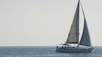 Un velero sobre aguas tranquilas.