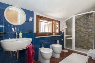 Camera familiare | Bagno | Set di cortesia gratuito, asciugacapelli, bidet, asciugamani