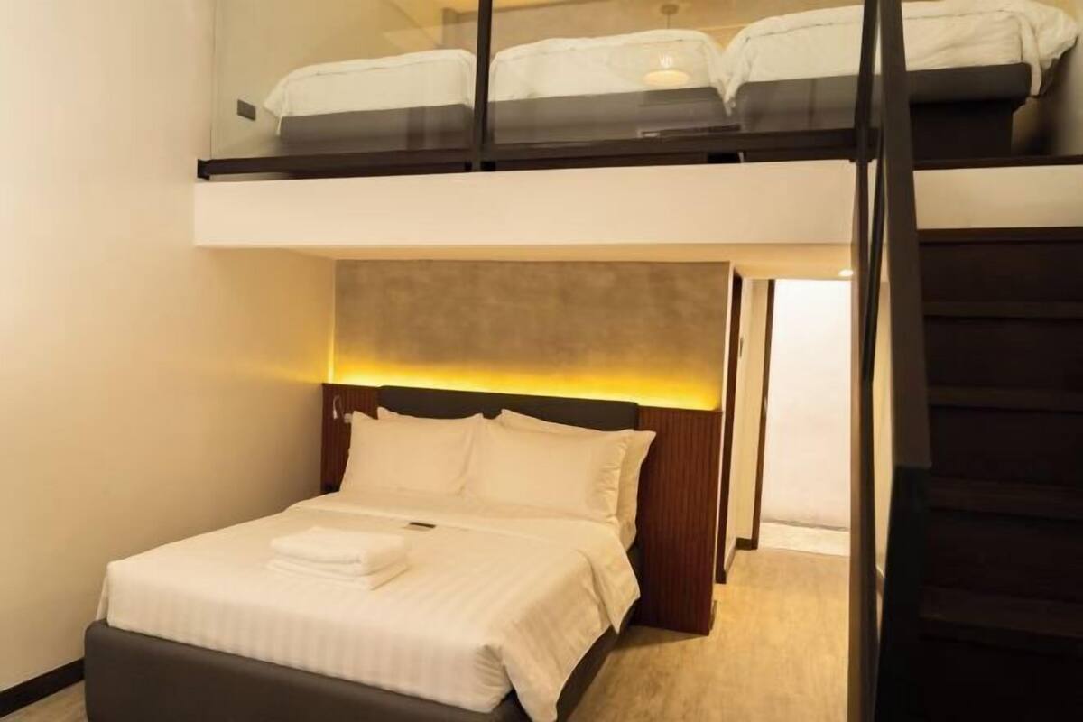 Literie de qualité, couette en duvet, coffre-fort, bureau