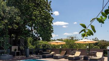 3 piscines a l'aire lliure (horari: 08:30-22:00) i gandules