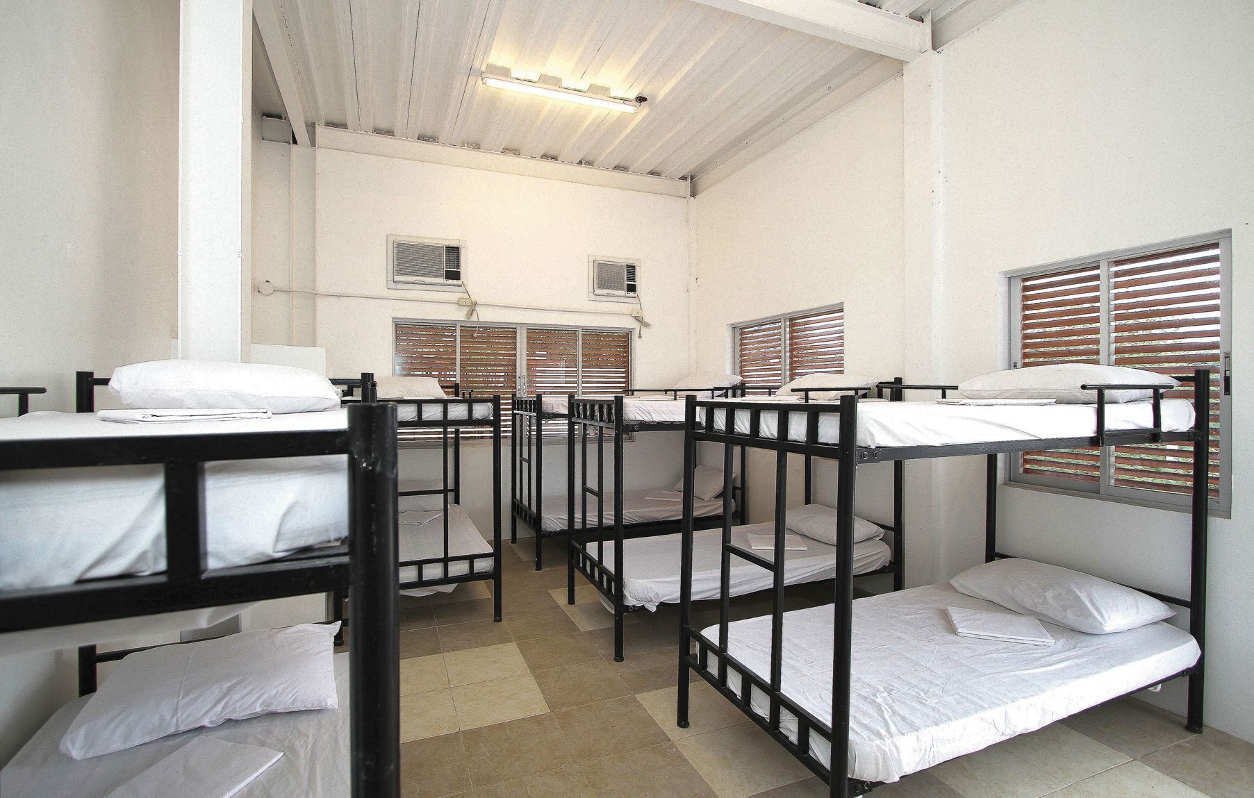 高档床上用品、羽绒被、客房内保险箱、办公桌