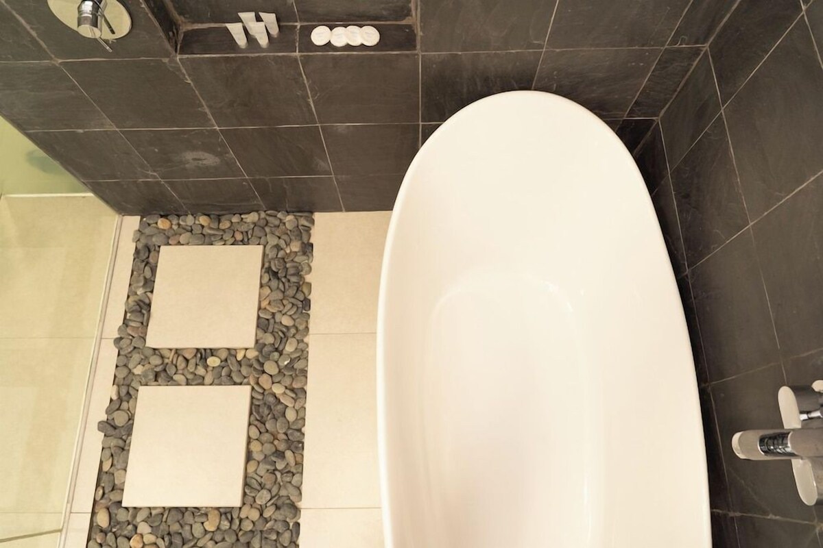 Salle de bain | Bidet, serviettes fournies, savon, shampooing