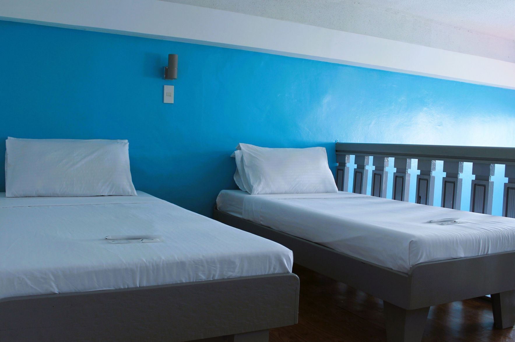 高档床上用品、羽绒被、客房内保险箱、办公桌