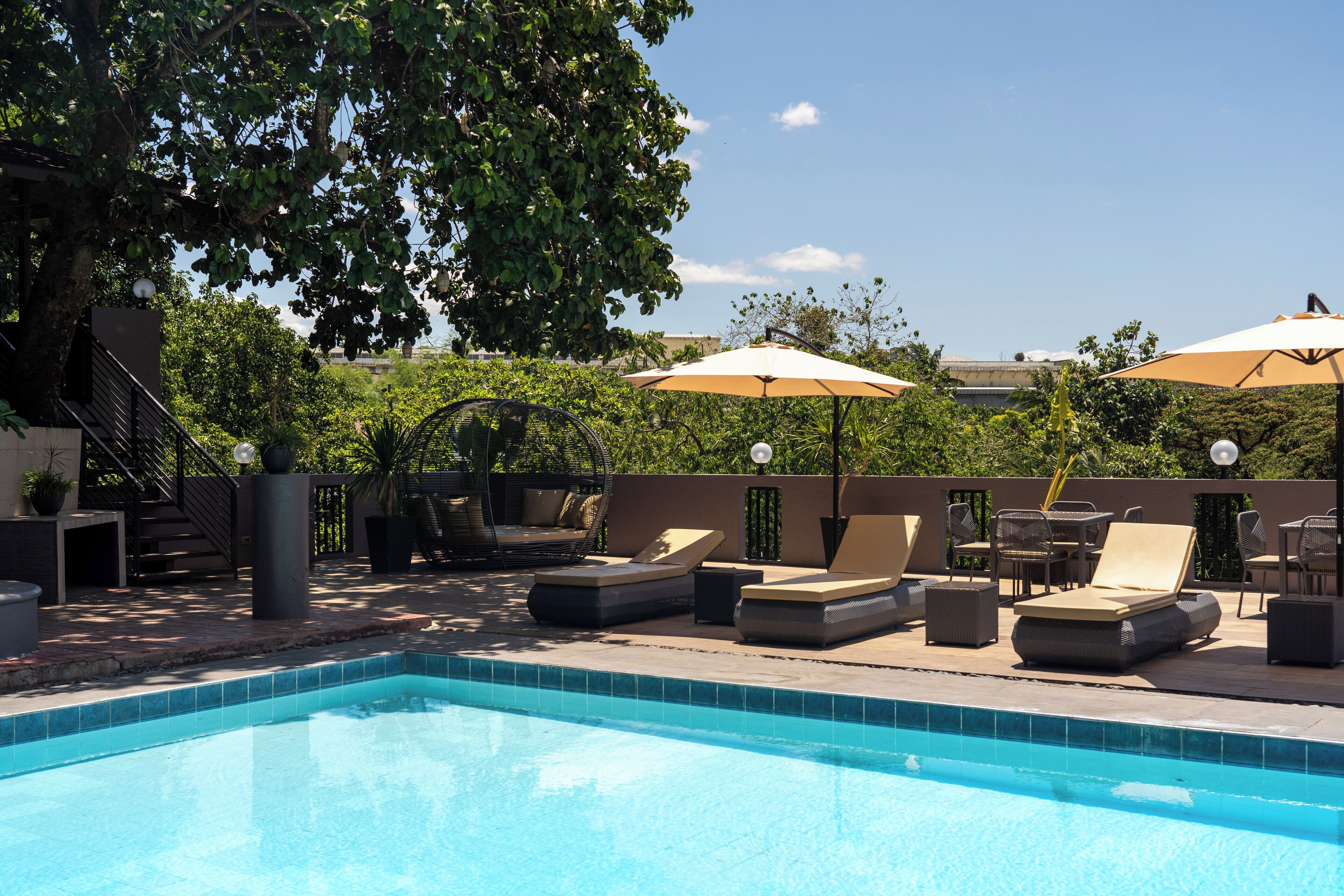 3 kolam renang outdoor, dengan kursi berjemur