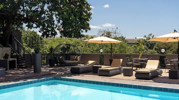 3 kolam renang outdoor, dengan kursi berjemur