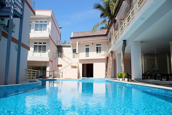 Chambre Deluxe, vue jardin | Piscine extérieure