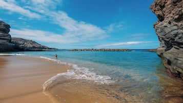 Playa en los alrededores y playa de arena blanca