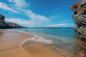Una playa cerca, arena blanca, traslado desde/hacia la playa gratis