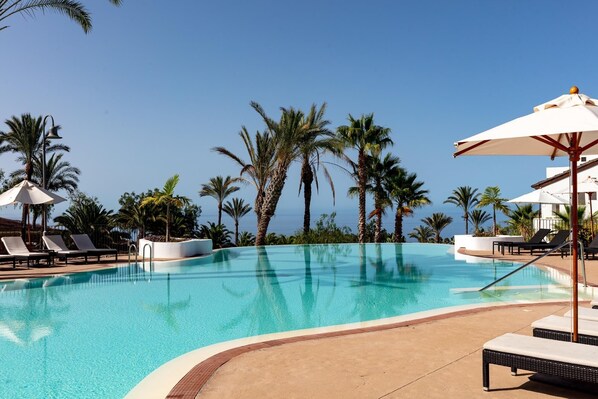 4 outdoor pools, pool umbrellas, pool loungers