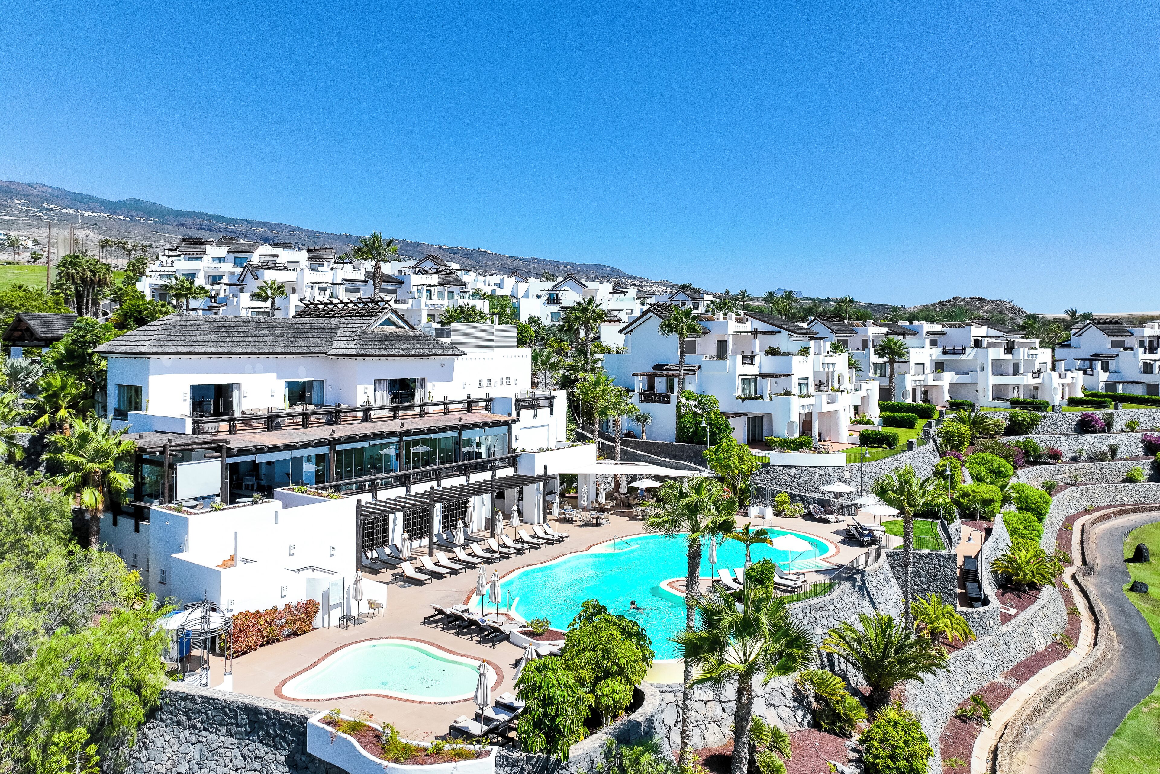4 buitenzwembaden, parasols voor strand/zwembad