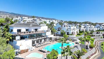 4 buitenzwembaden, parasols voor strand/zwembad