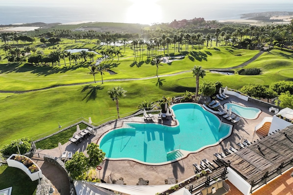 4 outdoor pools, pool umbrellas, pool loungers