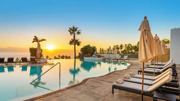 4 ulkouima-allasta, aurinkovarjoja, aurinkotuoleja