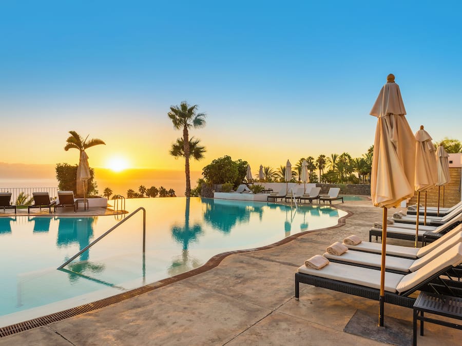 4 piscinas al aire libre, sombrillas, sillones reclinables de piscina