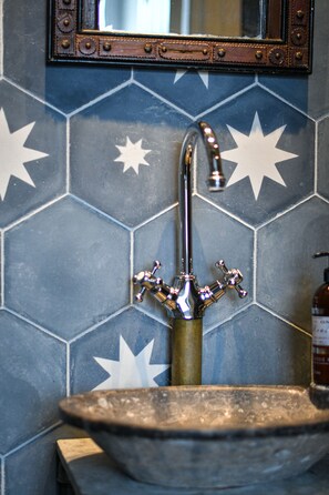 Superior Double Room (Small) | Free WiFi, bed sheets