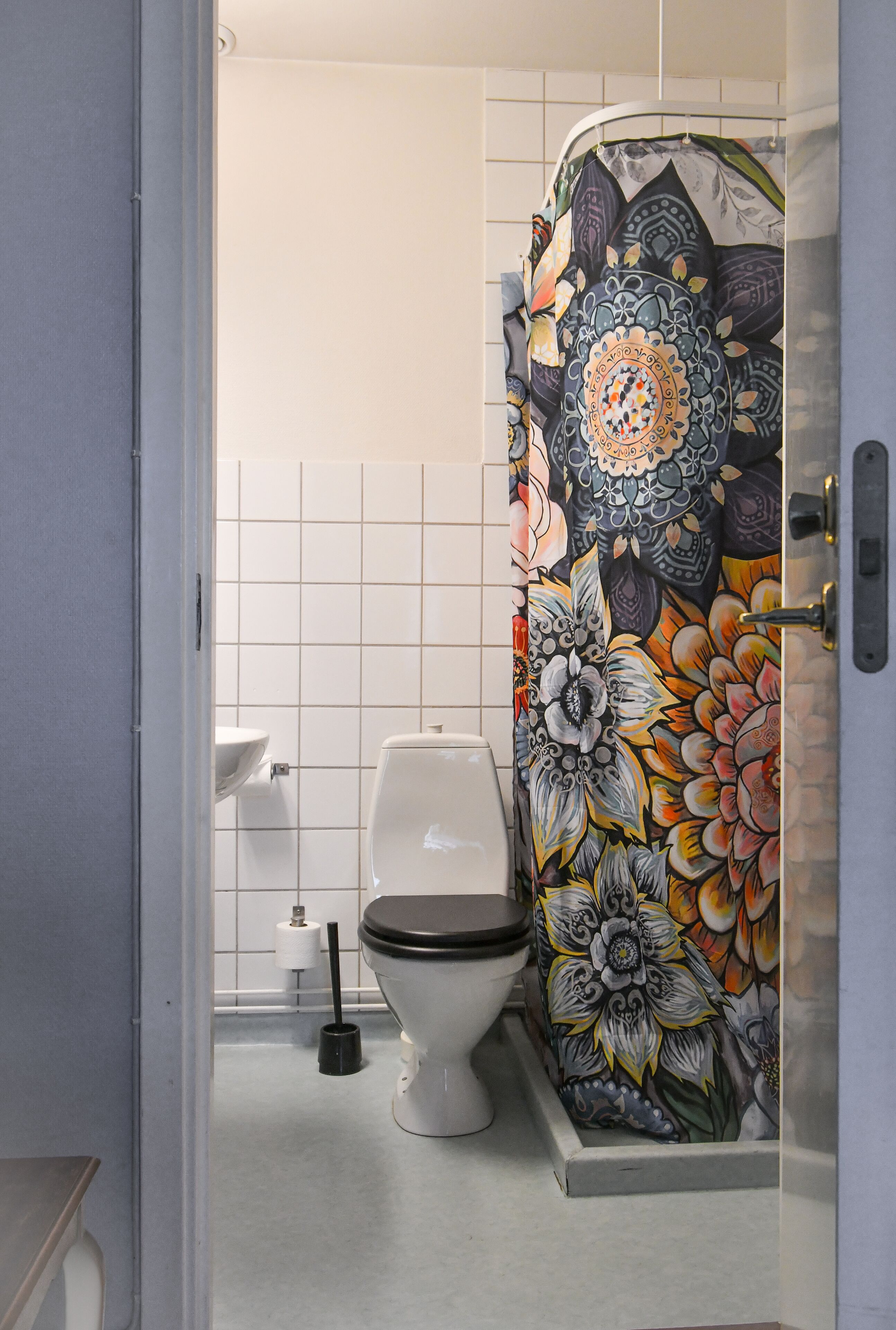 standard single room | bathroom | shower, hair dryer, towels