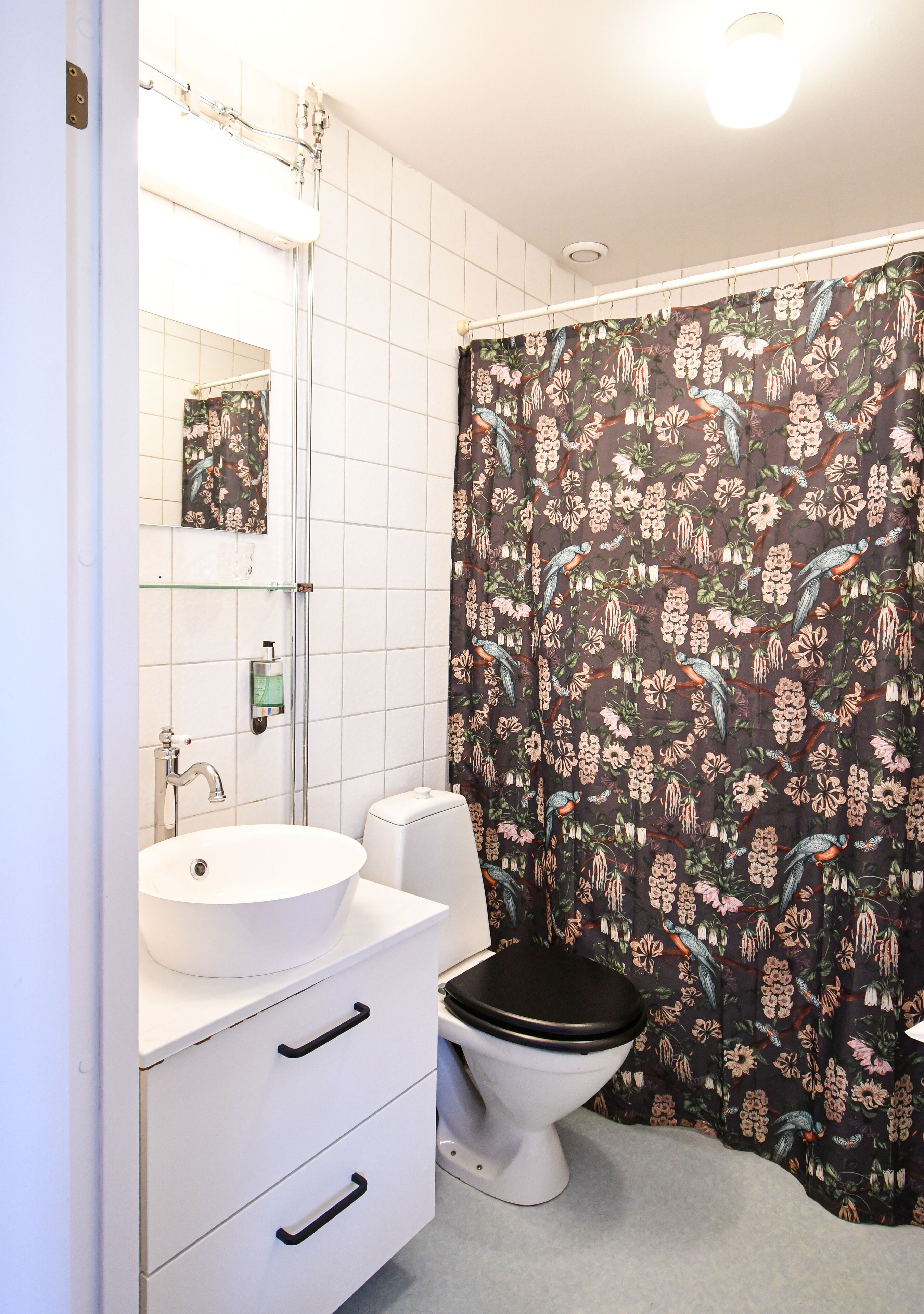 standard double room | bathroom | shower, hair dryer, towels