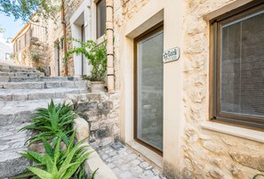 A stone building with a sign reading "Seiceli" and a staircase leading to the entrance. - Scicli Albergo Diffuso (Scicli)
