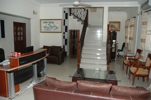 Lobby lounge - Spintex Inn (Accra)