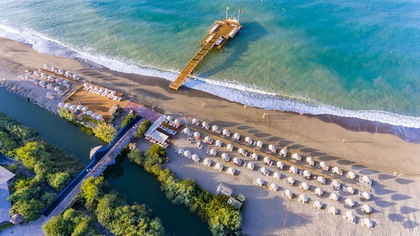 Privatstrand, Cabañas (gegen Gebühr), Liegestühle, Sonnenschirme